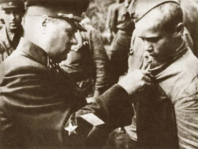 К. А. Мерецков вручает награды воинам, отличившимся в бою. 1942 г.