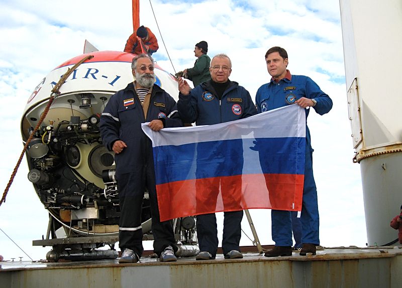 Начальник экспедиции «Арктика-2007»  А. Чилингаров (слева) у батискафа «Мир-1»