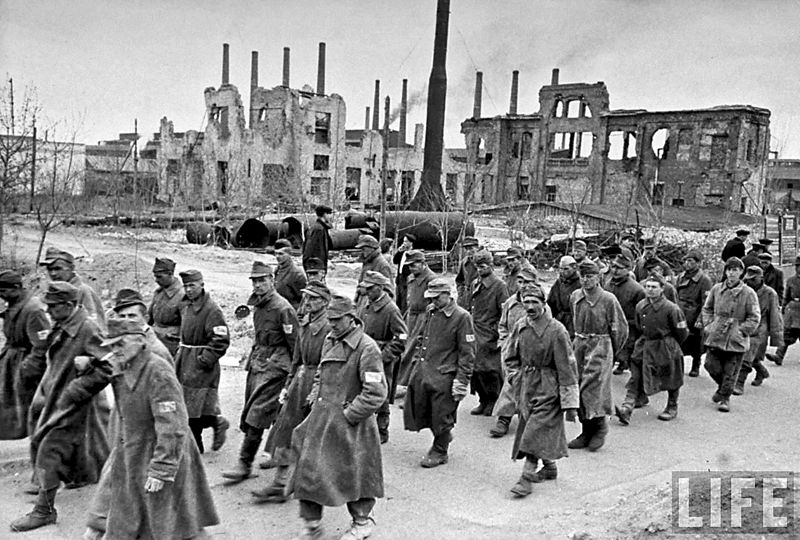 Колонна немецких пленных на улице послевоенного Сталинграда