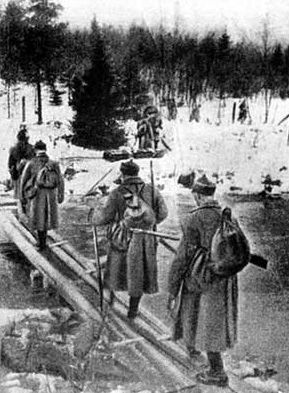 Советские пехотинцы переходят реку Раяйоки в Карелии, 30 ноября 1939 года