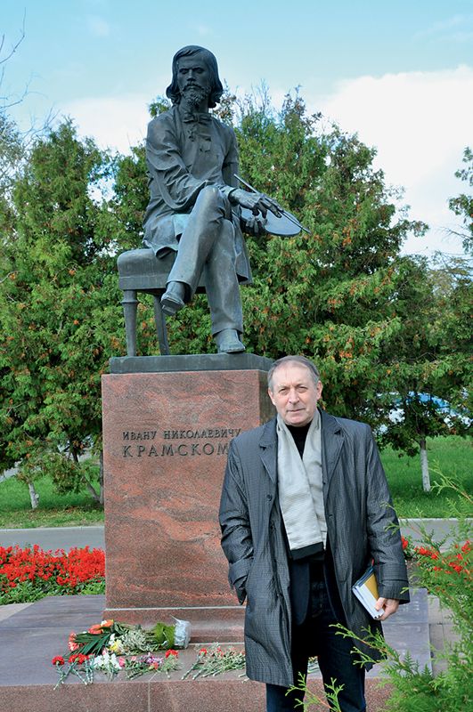 Н. Карташов у памятника И. Крамскому