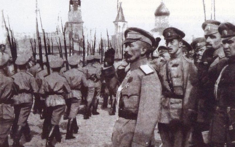 Л. Корнилов принимает смотр юнкеров. 1917