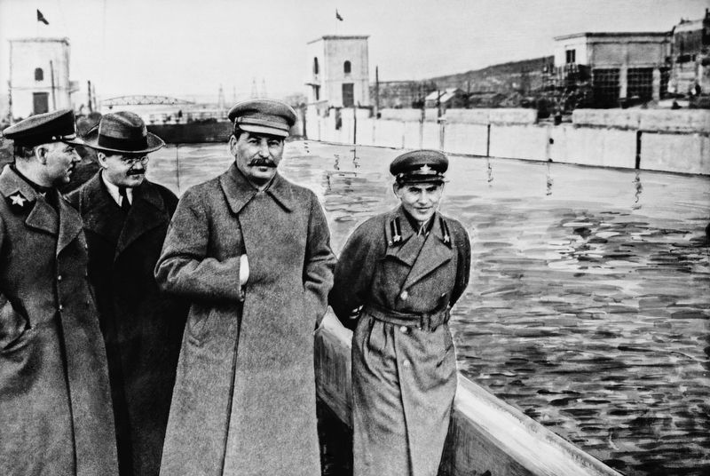 В. Молотов, И. Сталин и Н. Ежов на строительстве канала Москва–Волга. 1937