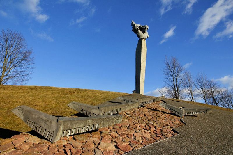Памятник экипажу Н. Гастелло на месте гибели бомбардировщика