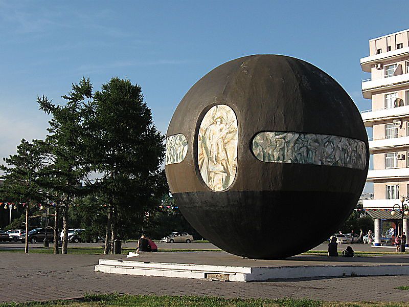 Памятный знак «Держава» в Омске. Установлен на месте, где был заложен первый камень при основании Омской крепости