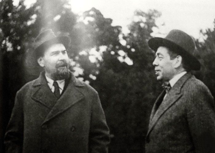 Н.С. Трубецкой (слева) на IV. Международном конгрессе лингвистов в Копенгагене. 1936