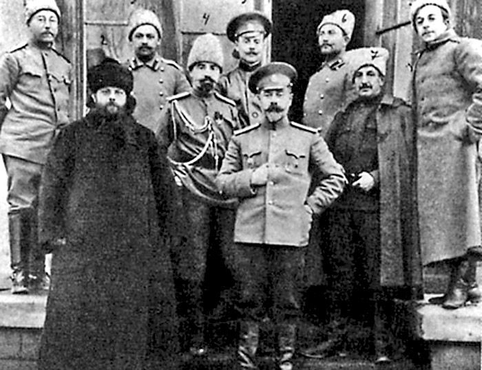 Командир 4-й стрелковой бригады генерал-майор Деникин (в центре) со своим штабом, 1914