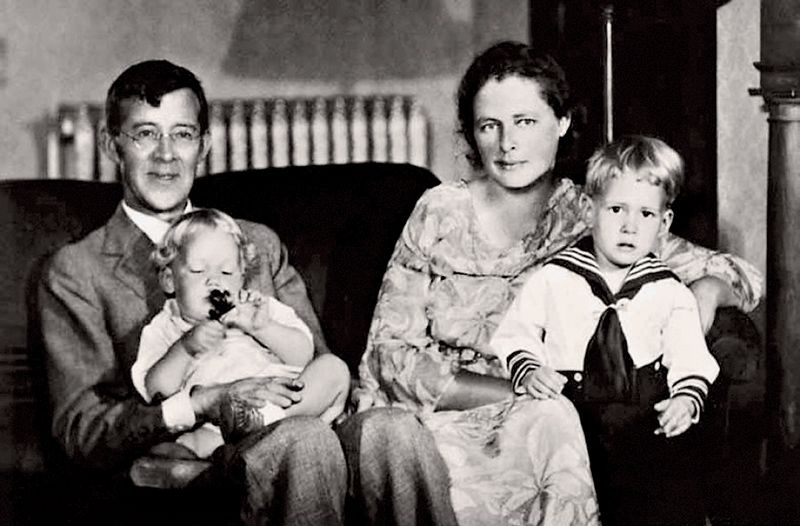 П. Сорокин с семьей. 1934
