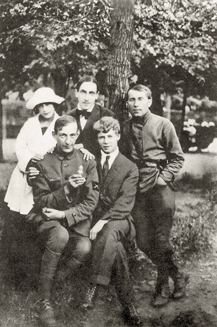С Анатолием Мариенгофом, Иваном Грузиновым, Вадимом Шершеневичем и Фанни Шерешевской. 1924