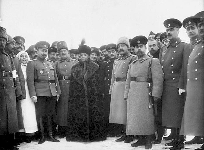 Вдовствующая императрица Марина Федоровна с офицерами и медперсоналом Красного Креста