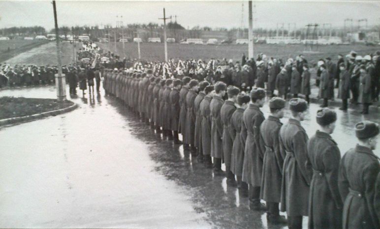 Перезахоронение останков жертв нацизма на территории совхоза «Красный». 1972