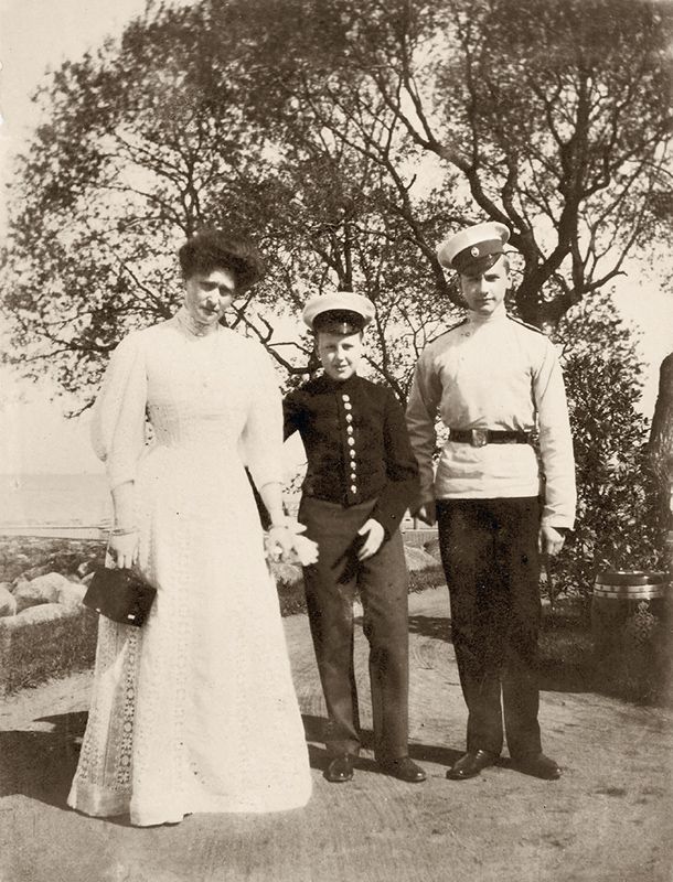Императрица Александра Федоровна и князья Олег и Константин