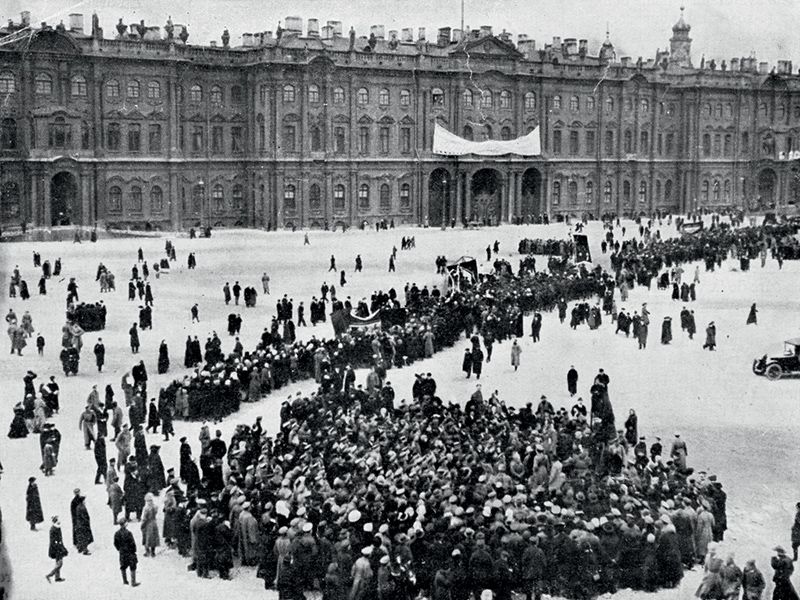 Демонстрация на площади перед Зимним Дворцом в Петрограде