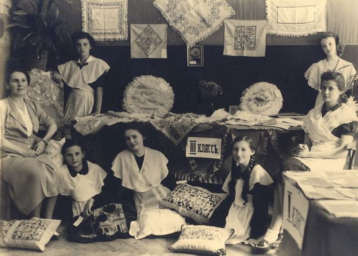 Воспитанницы Мариинского Донского института в Белой Церкви. 1920-е