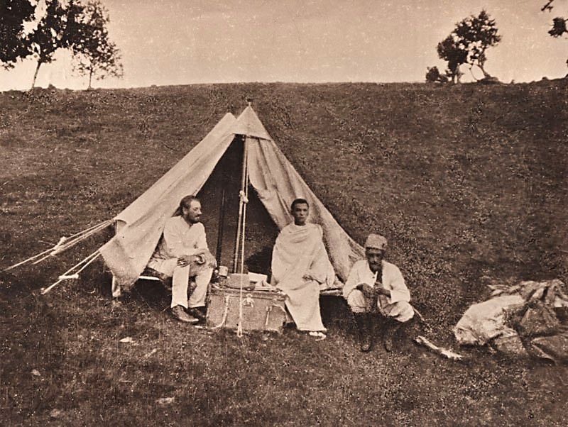Н. Гумилев с проводниками у палатки. 1913