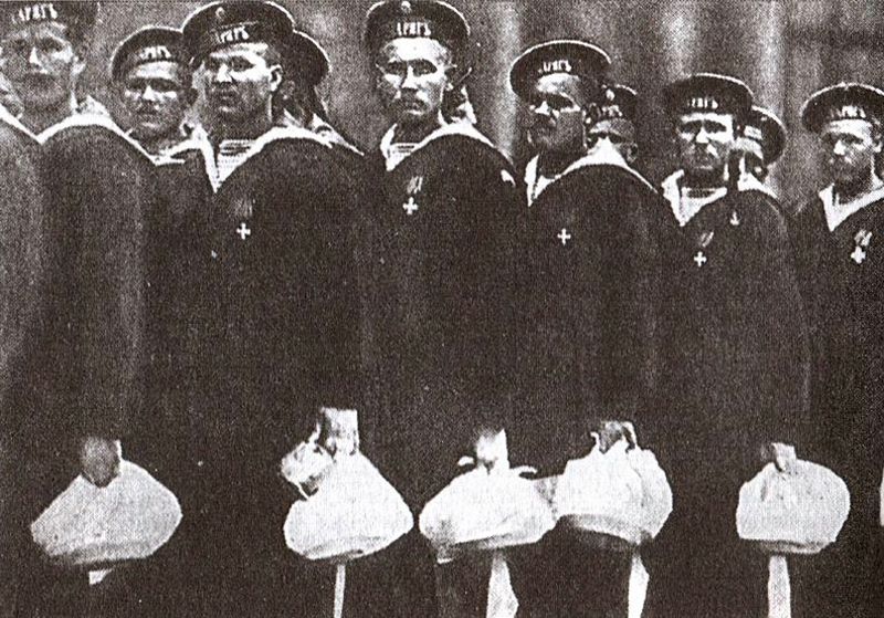 Члены экипажа крейсера «Варяг» с подарками на Знаменской площади. Санкт-Петербург. 1904