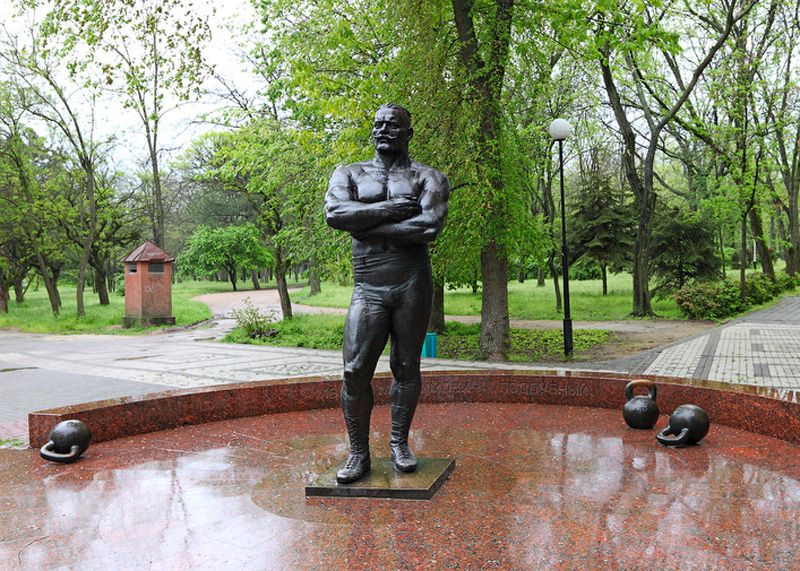 Памятник И. Поддубному в Ейске