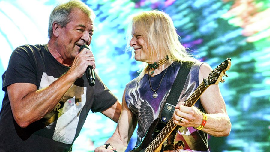 Иэн Гиллан (слева) на концерте Deep Purple в СК «Олимпийский» в Москве