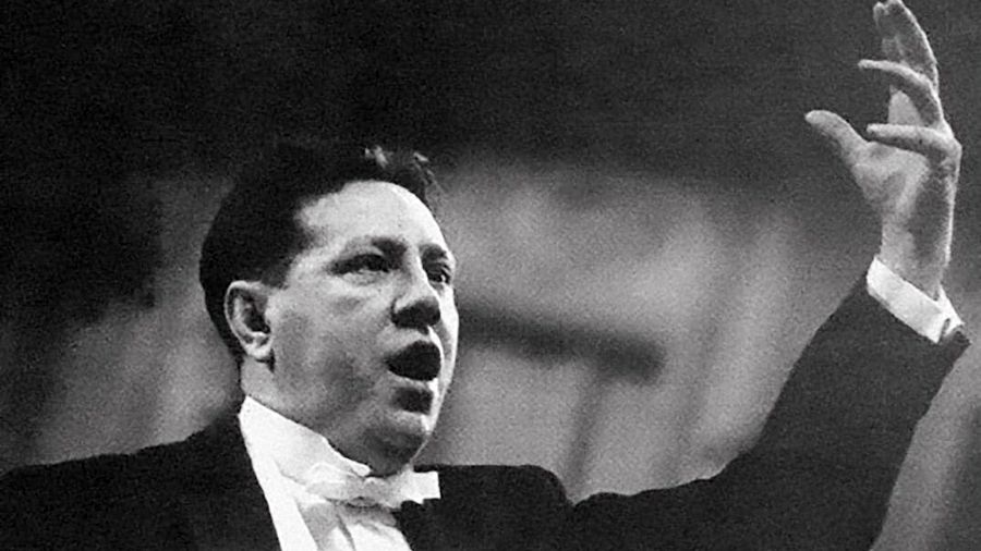 Дирижирует Александр Юрлов