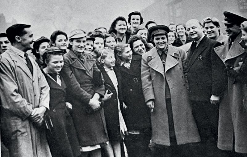 Среди рабочих оружейного завода  в Ливерпуле. 1942