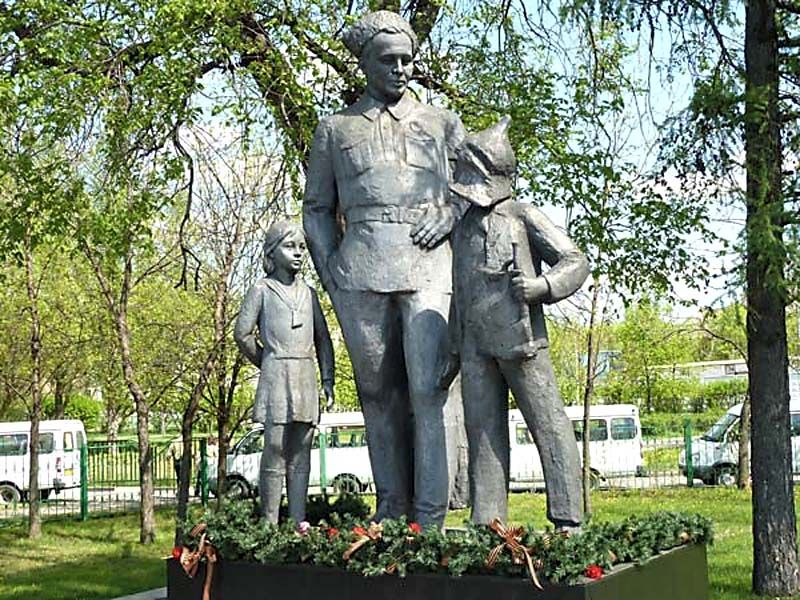 Памятник Аркадию Гайдару в Москве