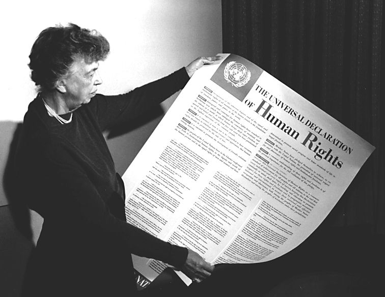 Э. Рузвельт с текстом Декларации прав человека. 1948