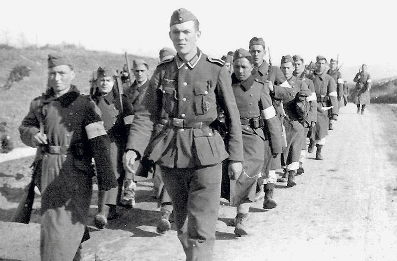 Немецкий унтер-офицер во главе крымско-татарской полиции. 1942