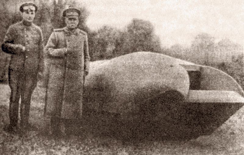 А. Пороховщиков перед своей опытной машиной «Вездеход». Рядом, видимо, полковник Поклевский-Козелло. 1915