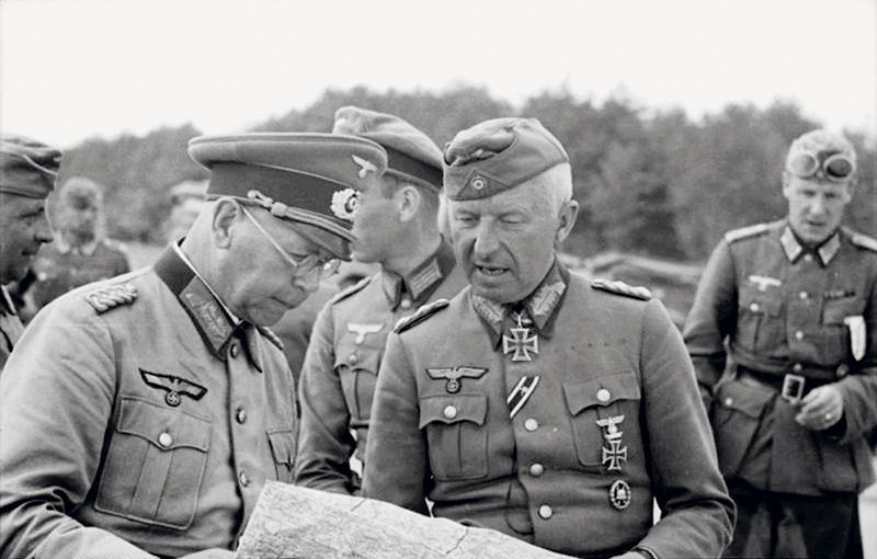 Генерал-фельдмаршал Э. фон Манштейн (в центре). Июнь 1941 года