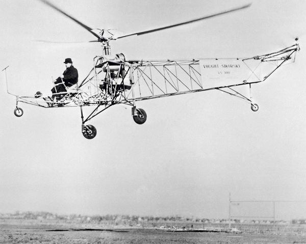 Сикорский пилотирует свой ВС-300. 1939 год