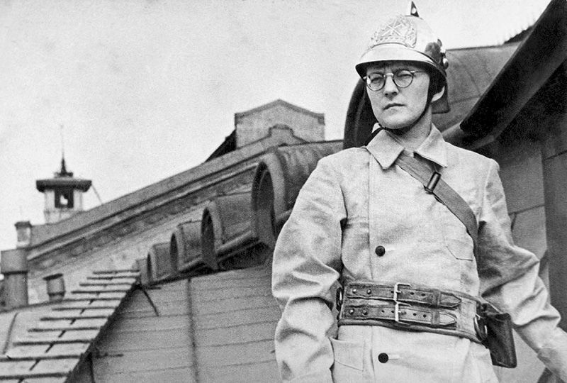 Дмитрий Шостакович на занятиях по тушению авиабомб. Ленинград, июль 1941 год