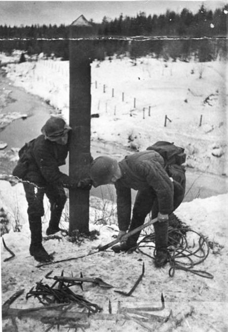 Советские солдаты выкапывают столб на погранзаставе Майнила, 30 ноября 1939 года