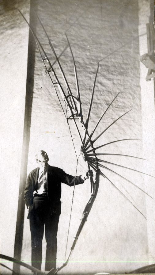 Владимир Татлин с крылом «Летатлина» (начало 1930-х)