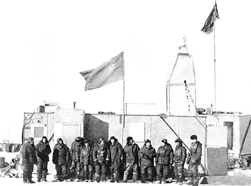 Советские полярники на станции «Полюс недоступности»