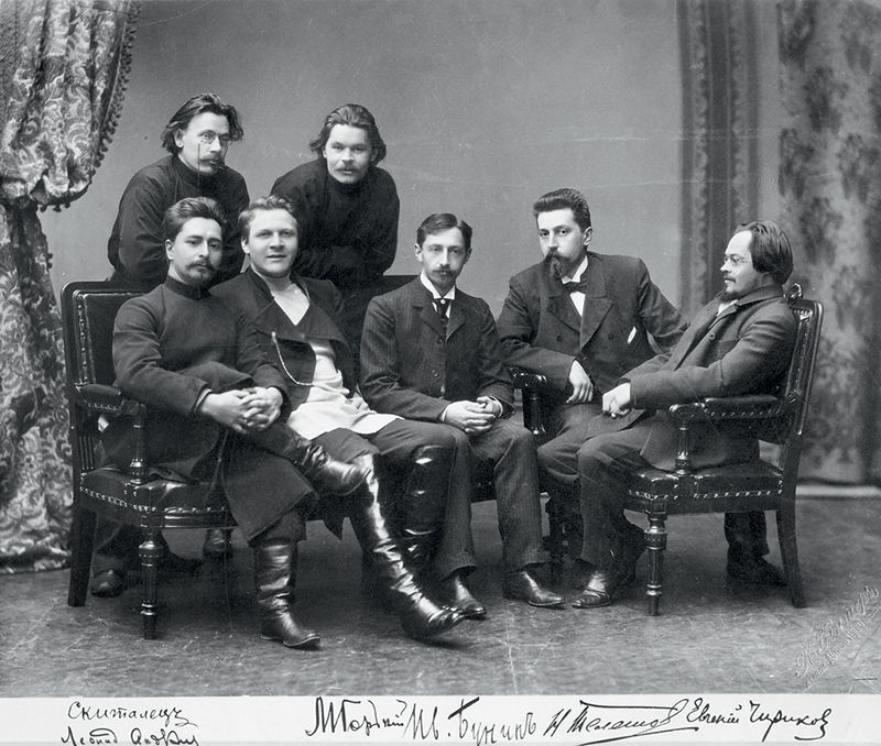 Л. Андреев (крайний слева) среди участников литературного объединения «Среда». 1902