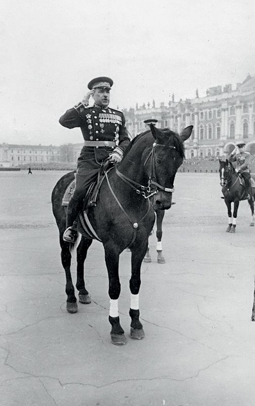 Л. Говоров принимает парад на Дворцовой площади. 1946