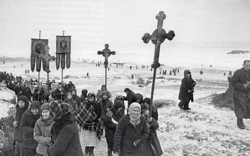 Водосвятный молебен на Днепре  и крестный ход. 1944