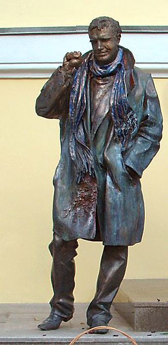 Фигура Геннадия Шпаликова — часть скульптурной композиции у входа во ВГИК им. С. А. Герасимова