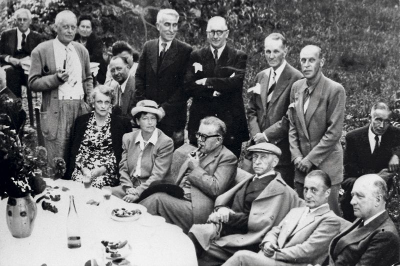 В кругу писателей. В первом ряду — Б.Пантелеймонов (стоит слева), сидят Н.Тэффи (рядом), И.Бунин (третий справа). 1948