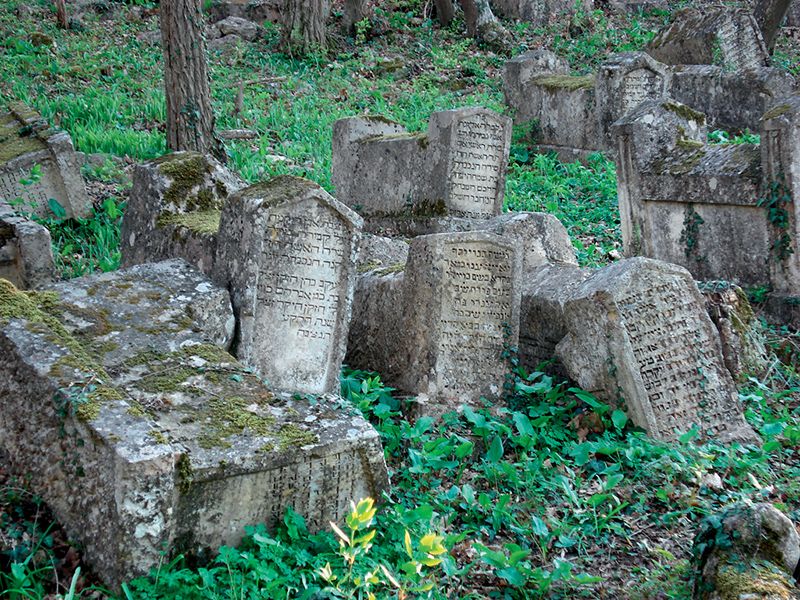 Древнее караимское кладбище близ горы Тепе-Кермен