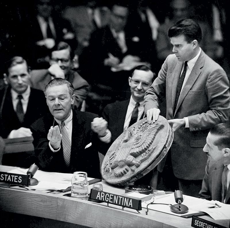 Американские дипломаты в ООН демонстрируют «русский шедевр». 26 мая 1960