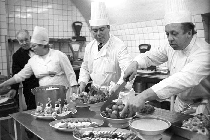 На кухне ресторана «Арагви», 1977