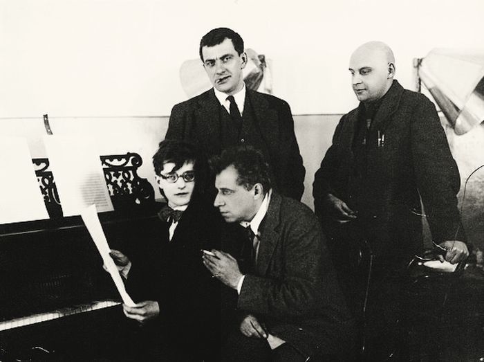 Д. Шостакович, В. Маяковский, В. Мейерхольд,  А. Родченко во время работы над спектаклем «Клоп». 1929