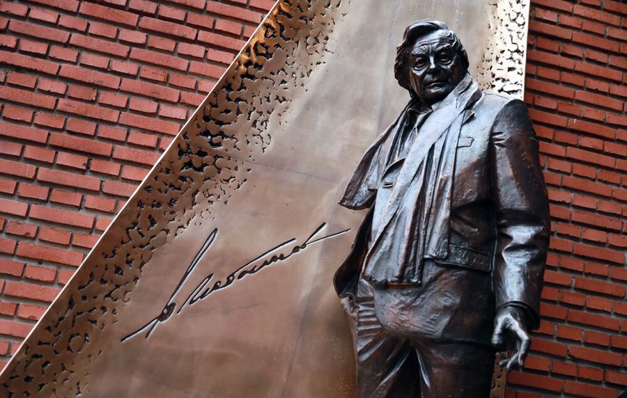 Памятник Юрию Любимову