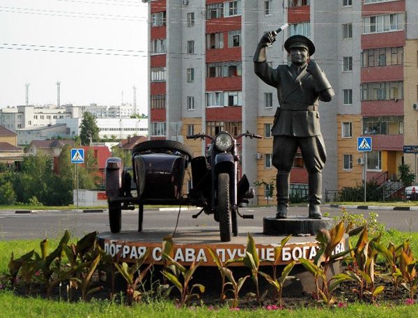 Памятник неподкупному работнику ГИБДД в Белгороде