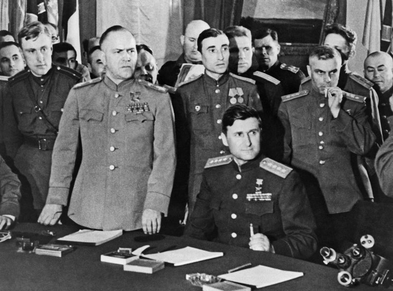 Г. Жуков и В. Соколовский на церемонии подписания Акта о капитуляции Германии в Карлсхорсте