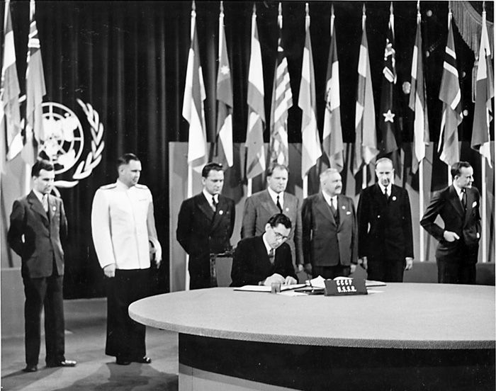 Андрей Громыко подписывает Устав ООН