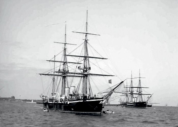 Русская эскадра контр-адмирала А. Попова в гавани Сан-Франциско. На переднем плане — бронепалубный корвет «Рында»