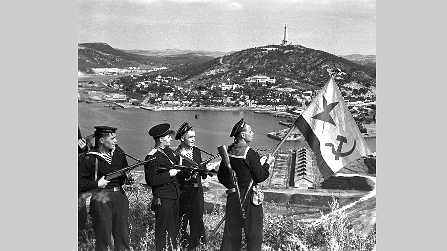 Советские моряки в Порт-Артуре