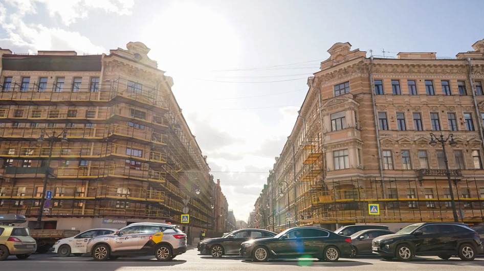 В Петербурге начали реставрацию домов-близнецов на Невском проспекте